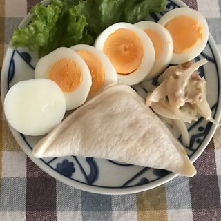 ゆで卵とランチパック風サンドの朝ごはんプレート